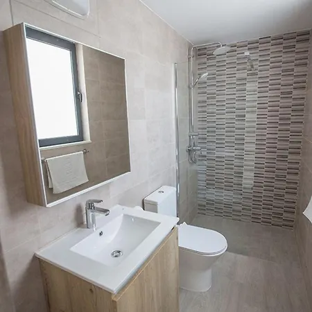 Vilă Apomono - New Luxury 3 Bedroom With Pool Protaras