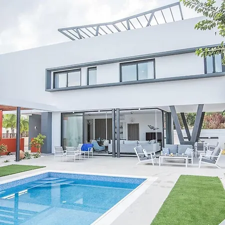 Apomono - New Luxury 3 Bedroom With Pool Vilă
