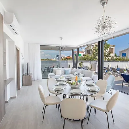 Apomono - New Luxury 3 Bedroom With Pool Vilă