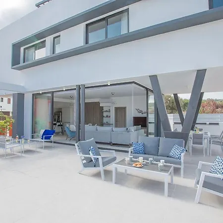 Apomono - New Luxury 3 Bedroom With Pool