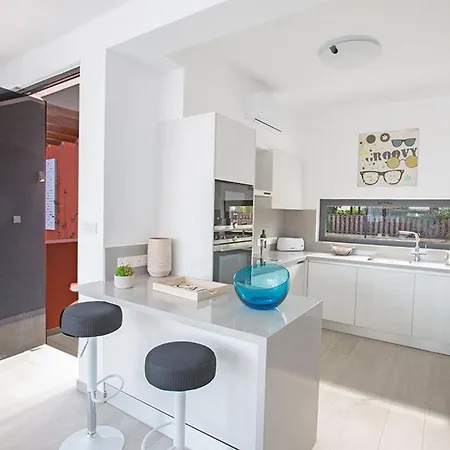 Apomono - New Luxury 3 Bedroom With Pool * פרוטאראס