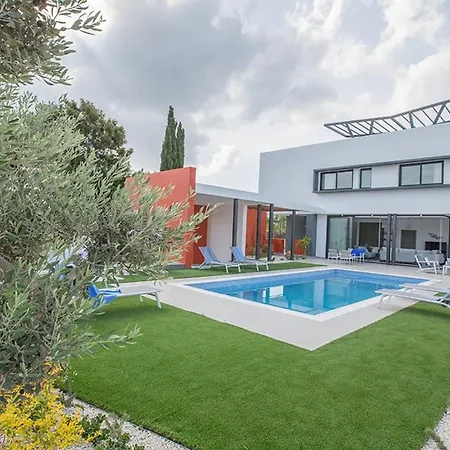 Apomono - New Luxury 3 Bedroom With Pool *