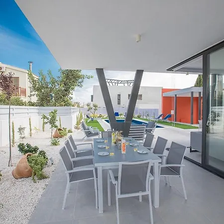 Apomono - New Luxury 3 Bedroom With Pool Villa Protaras