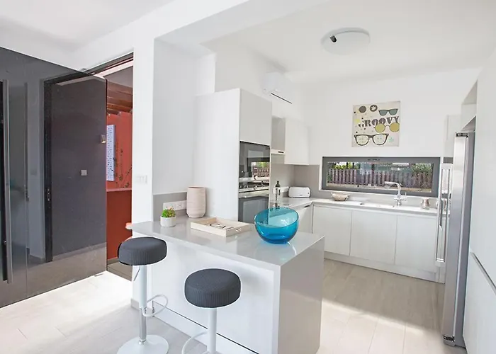 Apomono - New Luxury 3 Bedroom With Pool * Πρωταράς